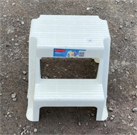 RUBBERMAID STEP STOOL