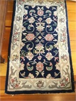 nice area rug apx 3' x 5'