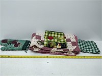 quilted wall hanging and oven mits/hot pads