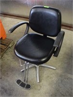 BEAUTICIAN/BARBER CHAIR