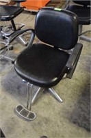 BEAUTICIAN/BARBER CHAIR