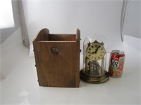 Une horloge de table et une boite en bois