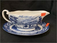 LIBERTY BLUE GRAVY BOAT W/ UNDERPLATE