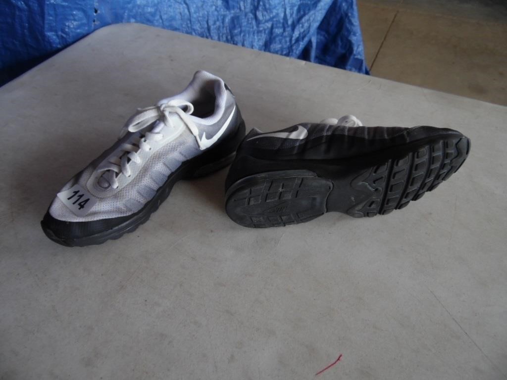 NIKE SIZE 8, WORN CONDITION