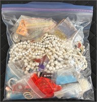 D - BAG OF MIXED COSTUME JEWELRY (J125)