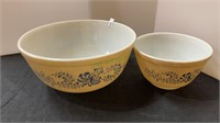 Lot of two Pyrex mixing bowls - largest has an 8