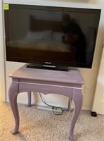 U - SAMSUNG 44" TV W/ REMOTE & SMALL TABLE (A7)