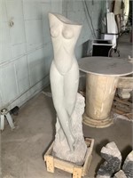 Sculpture de femme nue en pierre