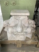 Piédestal sculpté en marbre