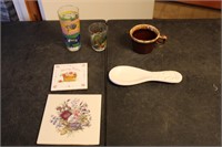 Hull pottery mug, glasses, spoon rest, trivet