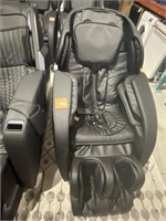 INSIGNIA MASSAGE CHAIR RETAIL $2,500