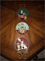 Mini decorative cat plates on metal rack