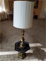 STIFFEL BRASS TABLE LAMP AND END TABLE / STAND