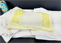 34 serviettes de table variées + 2 nappes 35"x35"