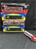 LOT OF 5 ATHEARN AND ATLAS TRAIN CARS AND SANTA FE