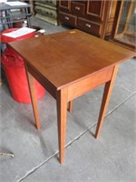 SOLID WOOD SIDE TABLE ONE DRAWER