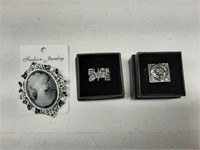 LOT - ASSORTED JEWELLERY - (2) RINGS, PIN