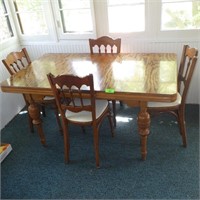 VINTAGE OAK TABLE W/ 1 LEAF & 4 CHAIRS (TABLE>>>>