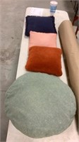 Miscellaneous lot of pillows