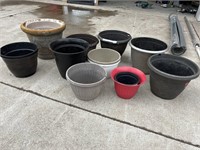 Lot: planter pots-plastic