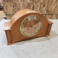 Mantle clock w Pendulum & Key untested as is