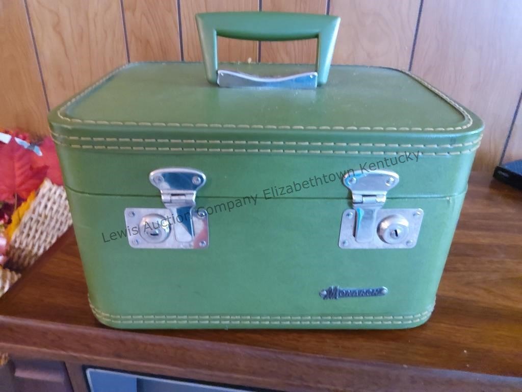 Nice green vintage Monarch box no key found