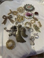 VINTAGE ASSORTED BROOCHES
