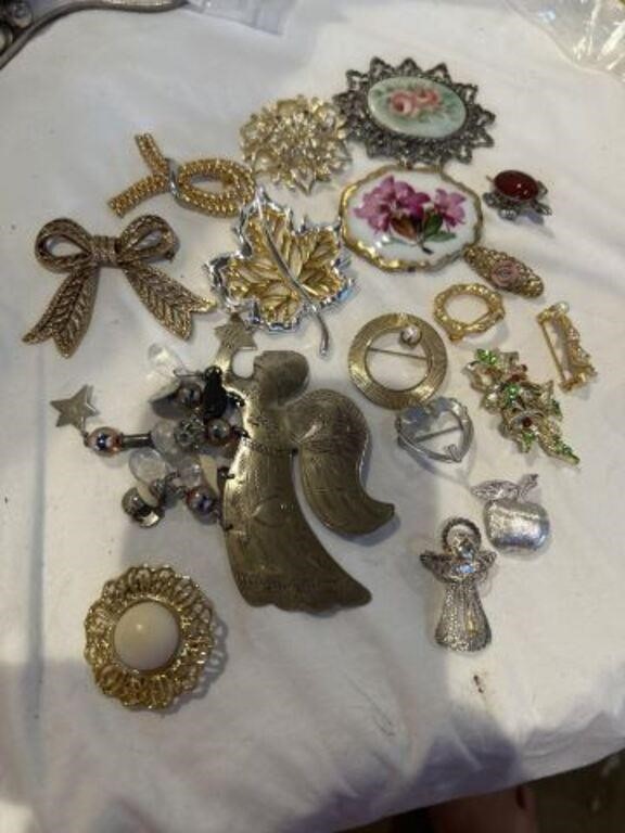 VINTAGE ASSORTED BROOCHES