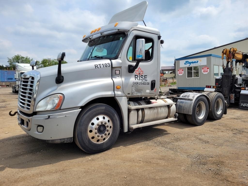 2012 Freightliner T/A Cascadia Highway Truck