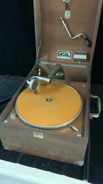 Victor Model VV50 Portable Phonograph