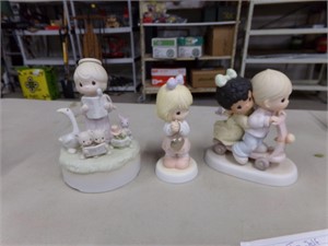 1 music box and 2 figurines