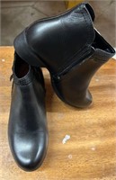 SIZE 7 ROCKPORT WOMEN'S LEATHER HEELED SHOES