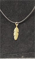 Feather pendant necklace