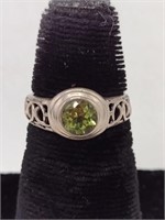 .925? Silver/Grn Peridot Style Stone Ring TW: 2.7g