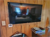 Samsung 41" TV w/ remote & wall bracket