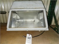 GENERAL ELECTRIC LARGE OUTDOOR LIGHT FIXTURE