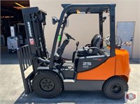 Doosan 5,000 lb Solid Pneumatic Forklift