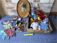 BOX LOT: ASSORTED HAND MADE WALL HANGINGS &