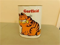 Garfield metal garbage can 13 in tall