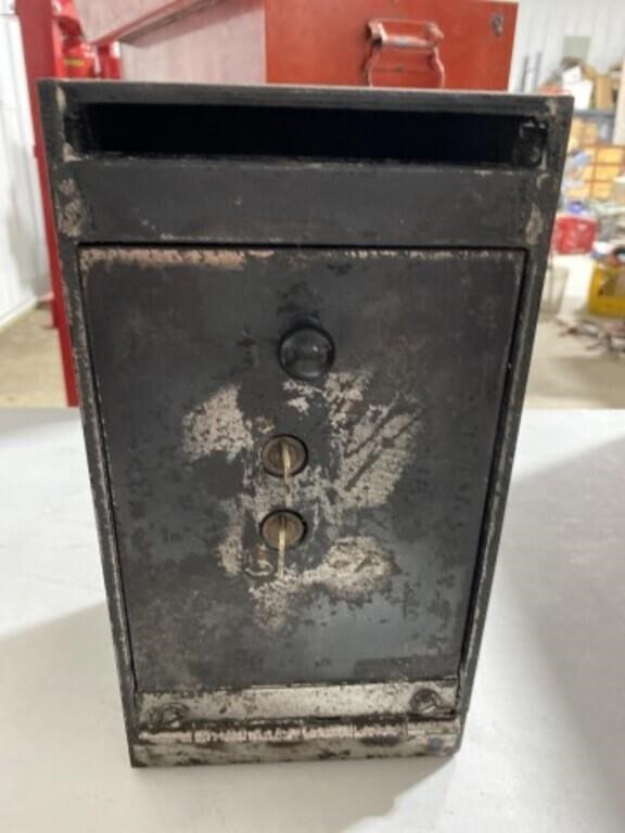 Metal box- has key and does open!