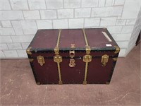 Vintage steam trunk (red)