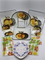 ART GLASS WITH APPLES, 3 PLATES, 4 COASTERS