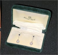 SET OF DANGLE PEARL EARRINGS, IN CASE