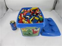 Gros contenant rempli de bloc LEGO