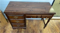 Pine kneehole desk w/ 4 drawers