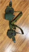 F1)US Army combat set. Comes with adjustable belt,