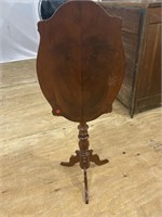 EARLY 19TH CENTURY TILT TOP CANDLE STAND
