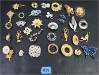 LARGE LOT OF VINTAGE BROOCHES