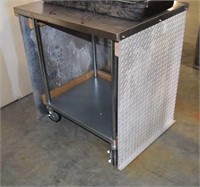 STAINLESS STEEL TABLE WITH DIAMOND PLATE