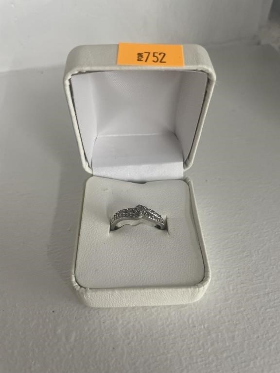 10kt white gold ring 2.0g